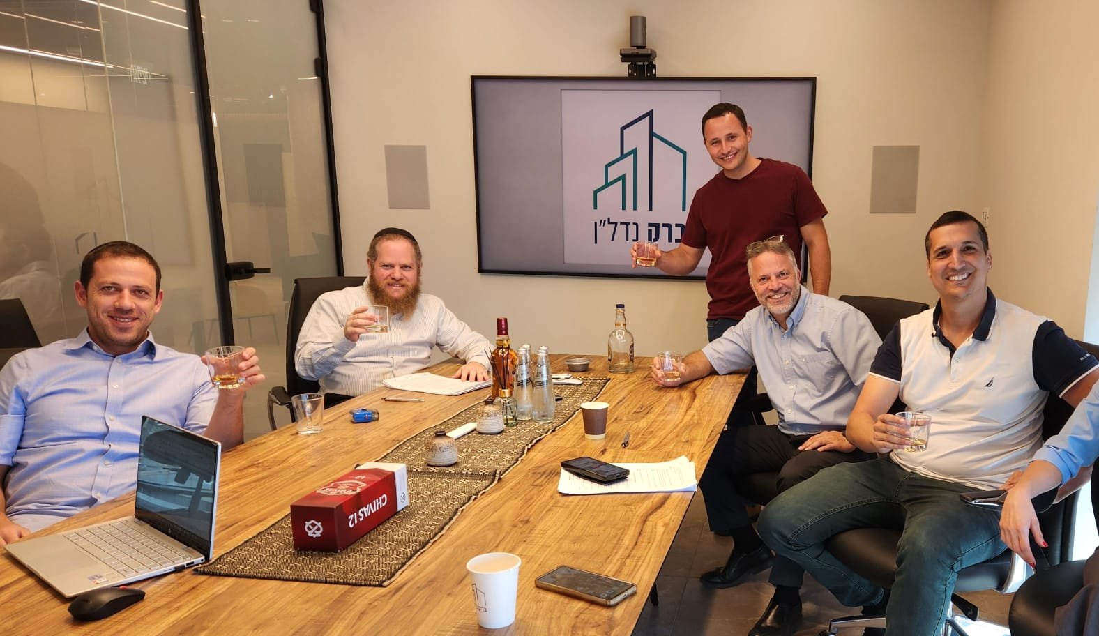 דוד עם הצוות במשרדי קבוצת ברק